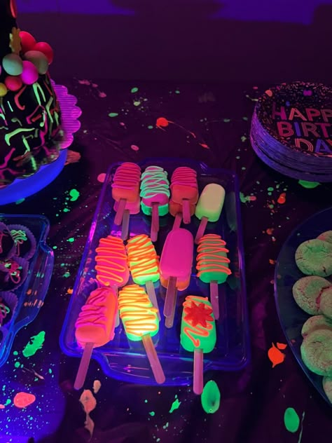 Cakesicles look like popsicles and taste like cake pops. These glow under black light thanks to edible glow dye Glow Party Food, Glow Pool Parties, Neon Pool Parties, Glow In The Dark Birthday, Neon Cakes, Dark Birthday, Glow In Dark Party, Neon Birthday Party, Glow Birthday Party