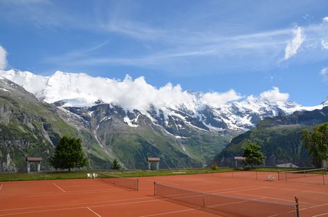 With snow-covered mountains in the background, I'd play tennis in Murren, Switzerland any day! Tennis Wallpaper Laptop, Tennis Desktop Wallpaper, Beautiful Tennis Courts, Us Open Tennis Aesthetic, Tennis Stadium, Sunset Tennis Court, Murren Switzerland, Tennis Wallpaper, Tennis Party