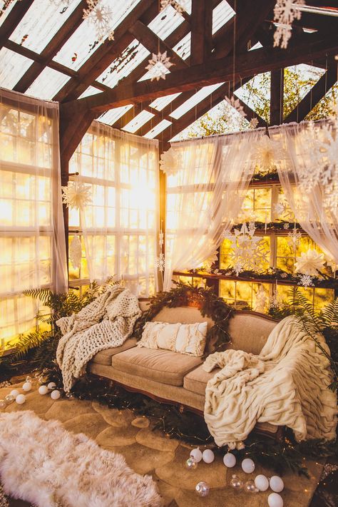 Christmas Mini Session Setup Inspiration | vaughan-house.com Brown Furniture Bedroom Decor, Budget Room Ideas, Christmas Mini Sessions Outdoor, Tiny Wedding Venues, Bedroom Decor Master For Couples, Mini Session Themes, Vaughan House, Christmas Mini Shoot, Setup Inspiration