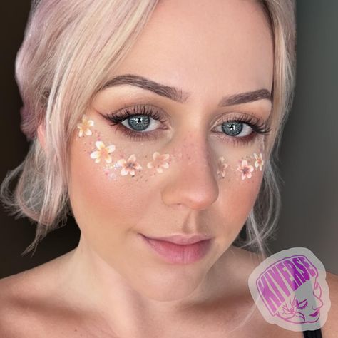 Small flower freckles ☺️🌼 #flowerfreckles #frecklemakeup #frecklemakeuplook #flowerfacepaint #floralmakeup #flowermakeup Flower Freckles, Freckles Makeup, Flower Makeup, Small Flowers, Face Painting, Face Paint, Makeup Looks, Makeup, Flowers