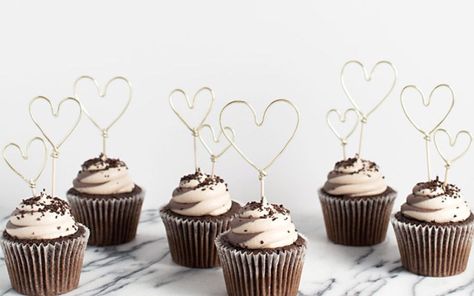 DIY Gold Wire Heart Cupcake Toppers for Valentines Day! Diy Wire Heart, Diy Wedding Cupcakes, Wire Cake Topper, Dream Bakery, Heart Cupcakes, Wire Heart, Diy Cupcakes, Diy Gold, Diy Cake Topper