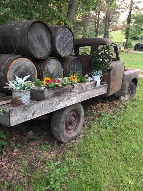 Old Truck Landscape Ideas, Barn Landscaping, Outdoor Studio, Porch Landscaping, Lawn Art, Diy Raised Garden, Waterfalls Backyard, Old Truck, Garden Junk