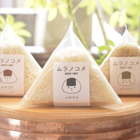 To express the rice that goes well with onigiri, the package design is based on the triangle shape of an onigiri. Fmcg Packaging, Rice Brands, Rice Packaging, Pouch Packaging, Branding Design Packaging, Tea Brands, Japanese Graphic Design, Sustainable Food, Food Packaging Design