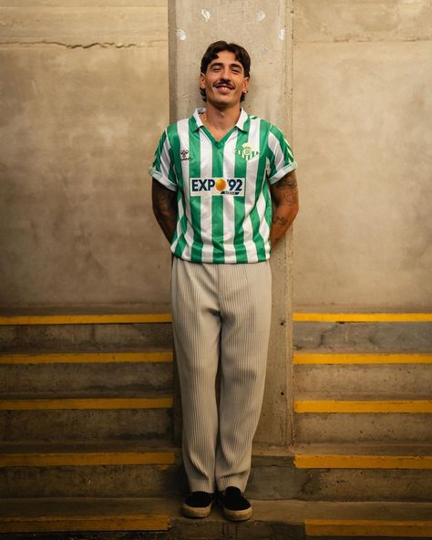 Soccer Jersey Outfit, Summer Shoes 2023, Jerseys Outfit, Fall Jackets Outfit, Hector Bellerin, Football Jersey Outfit, Jersey Fashion, Shirt Outfit Men, Outfit Retro