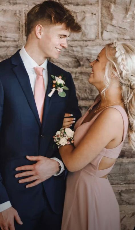 Pre Prom Photoshoot, Formal Dance Pictures Couples Cute Ideas, Prom Pics On Stairs, School Formal Photo Ideas, Junior Prom Photo Ideas, Prom Couples Photo Ideas, Prom Posing Ideas Couple, Prom Sessions Photography, Park Prom Pictures