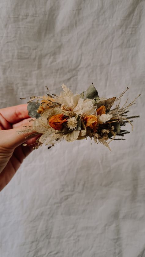 Grinalda flores secas tons naturais Dried Flower Wedding Hair, Dried Flowers Wedding, Floral Hair Pieces, Floral Hair Clip, Flower Comb, Flower Hair Comb, Diy Wedding Flowers, Wedding Hair Flowers, Bridesmaids And Groomsmen