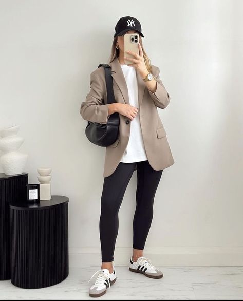 White Adidas Outfit, Chic Outfits Edgy, Outfits Leggins, Looks Adidas, Adidas Samba Outfit, Samba Outfit, Look Legging, Look Adidas, Fall Transition Outfits