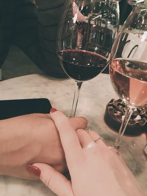 Couple With Wine Photography, Couples Drinking Wine, Couple Drinking Wine Romantic, Drinking Wine Pose, Wine Poses, Drinking Wine Photography, Couples Dinner, Pretty Alcoholic Drinks, Luxury Couple