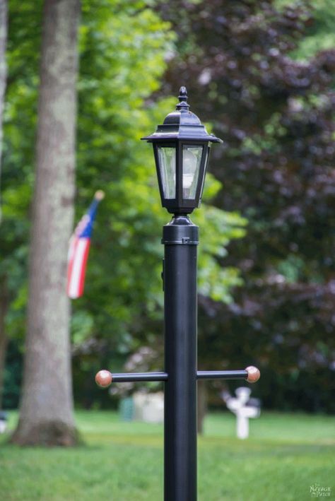 Lamp Post Makeover - The Navage Patch Circle Flower Bed, Old Lamp Post, Outdoor Lamp Post Lights, Navage Patch, Metal Blinds, Diy Curb Appeal, Diy Dining Room Table, Free Energy Projects, Circle Flower