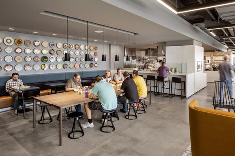 Company Break Room, Office Design Inspiration, City Office, Look Office, Co Living, Restaurant Lighting, Interior Work, Office Inspo, Workplace Design