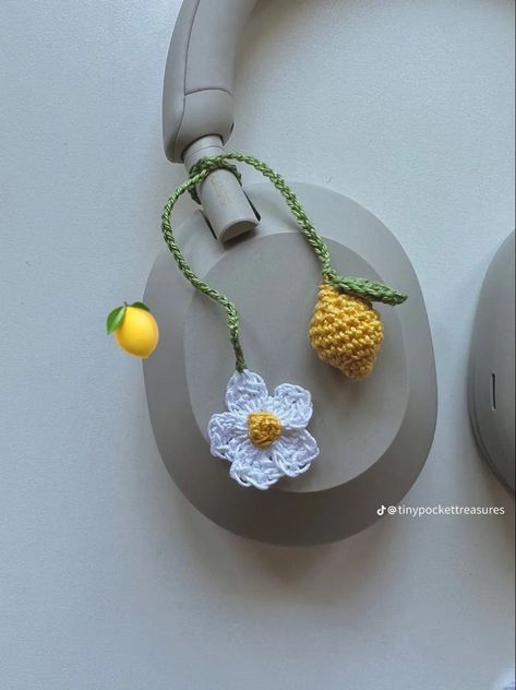 Headphone Charms, Crochet Lemon, Headphone Decoration, Flowers Simple, Tiny Crochet, Lemon Flowers, Crochet Fairy, Crafts Crochet, Flowers Craft