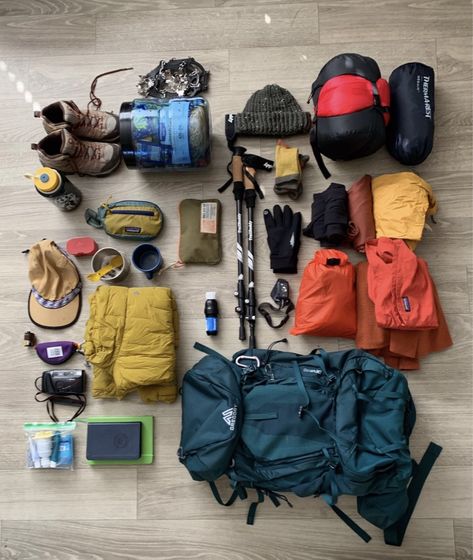 Trekking Outfit Women, Trekking Outfit, Hiking Boots Outfit, Outfit Hiking, Hiking Tattoo, Camping Vibes, Camping Aesthetic, Hiking Essentials, Summer Hiking Outfit