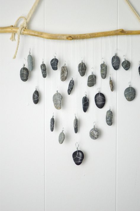 Rock And Driftwood Garden, Rock Hanging Decor, Boho Driftwood Decor Diy, Nature Crafts Adults, Driftwood Hanging Art, Rock Decor Home, How To Display Rocks, Rock Display Ideas Diy, Rock Display Ideas