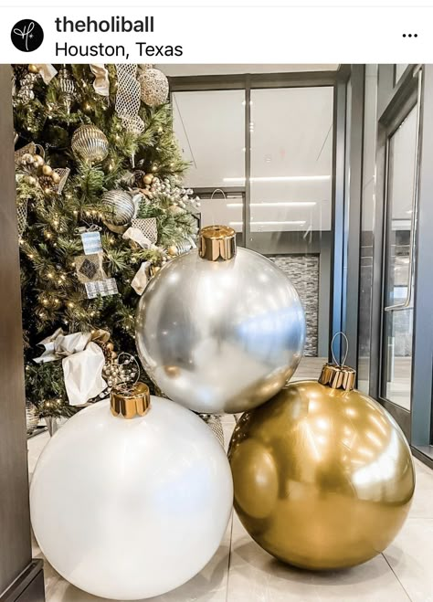 Holiball Ideas Outdoor, Christmas Boll Decor, Grand Christmas Decorations, Large Christmas Baubles Diy, Holiball Ideas, Big Christmas Balls Decor, Large Scale Christmas Decor, Big Christmas Ornaments, Diy Big Ornaments