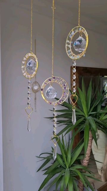 Wire Suncatcher Tutorial, Making A Suncatcher, Diy Suncatchers Crystals, Suncatcher Tutorial, Carillons Diy, Crystal Suncatchers Diy, Suncatcher Diy, Dream Catcher Patterns, Handmade Tutorial