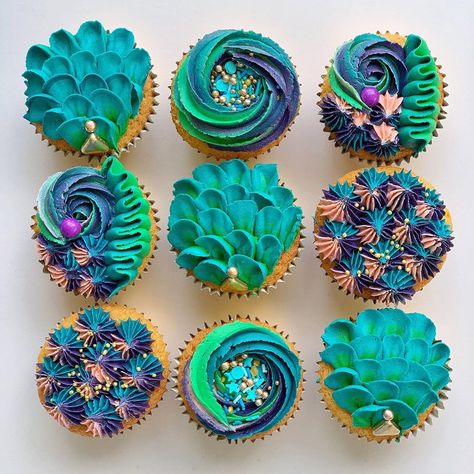 Peacock Cupcakes, Flower Cupcake Cake, Carnival Cupcakes, Peacock Cake, Queen Cakes, Cupcake Pictures, Mermaid Cupcakes, Cupcake Cake Designs, Buttercream Cupcakes