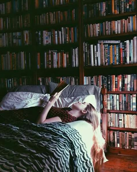 Home Libraries, Woman Reading, Reading A Book, Book Worm, Book Nooks, Library Books, Home Library, I Love Books, Book Shelf