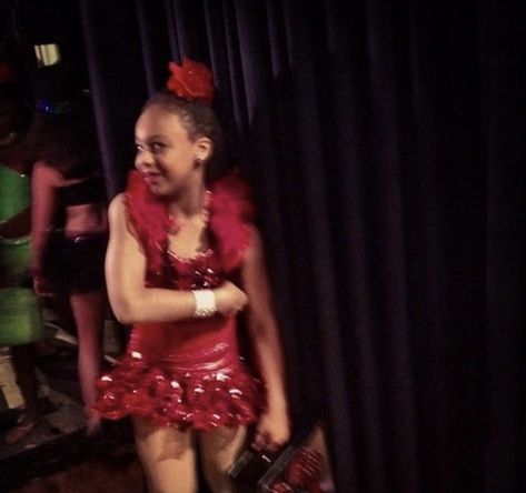 Holly Frazier, Nia Sioux Frazier, Nia Frazier, Nia Sioux, Dance Moms Cast, Mom Photos, Sioux, Dance Moms, Dance Floor