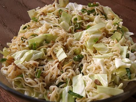 Chinakohlsalat mit Sonnenblumenkernen - Yum - Yum - Salat. Über 67 Bewertungen und für raffiniert befunden. Mit ► Portionsrechner ► Kochbuch ► Video-Tipps! Cobb Salad Dressing Recipe, Apple Chicken Recipes, Chinese Cabbage Salad, Chicory Salad, Chicken Salad Sandwich Recipe, Apple Recipes Healthy, Cobb Salad Recipe, Cabbage Salad Recipes, Apple Salad Recipes