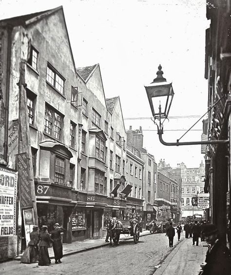 Piccadilly, c. 1900 Piccadilly Circus, c. 1900 St Clement Danes, c. 1910 Hoardings in Knightsbridge, c. 1935 Wych St, ... Victorian Street, Historical London, Ivy Rose, St Clement, Victorian London, London History, London Pictures, Piccadilly Circus, London Today