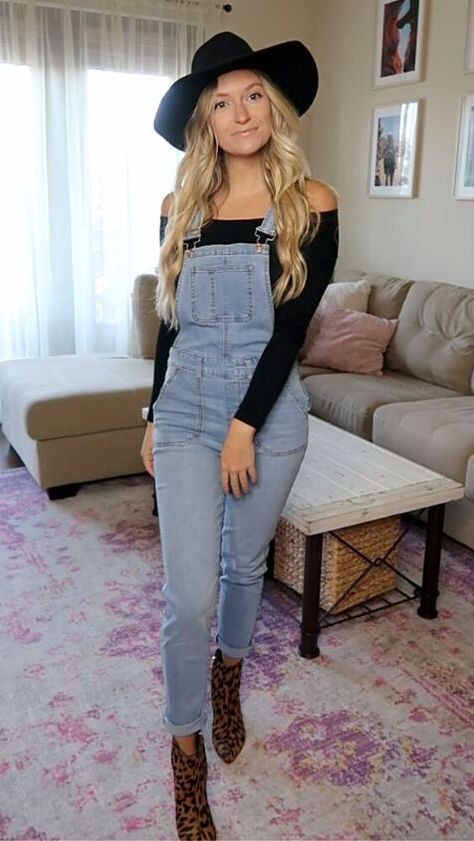 Crop Top With Overalls, Dress Up Overalls Outfit, Bib Overalls For Women Outfit Ideas, Cute Outfits With Overalls, How To Style Overalls, Overalls With Sweater, Overalls With Boots, Overall Outfit Ideas, Cheap Overalls