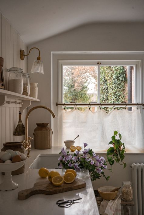 Cozy French Kitchen, Vintage Home Ideas, Simplistic Home, Feminine Cottage, Pastel Cottage, Cottagecore Home, Cottage Aesthetic, Cottage Core Aesthetic, Decoration Inspiration