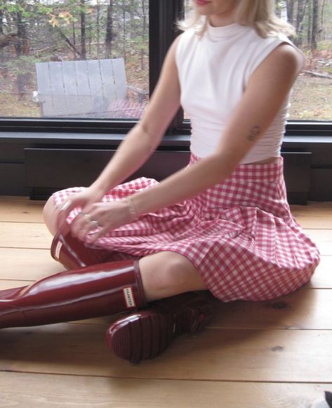 white reformation top - vintage red gingham midi skirt - red hunter rain boots Red Wellies Outfit, Gingham Shoes Outfit, Gingham Midi Skirt Outfit, Red Gingham Dress Outfit, Red Gingham Skirt Outfit, Red Rainboots Outfit, Red Gingham Outfit, Cute Rain Boots Outfit, Red Hunter Boots Outfit