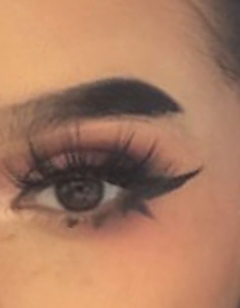 Soft goth eyeliner Soft Goth Eyeliner, Black Eyeliner Looks Simple, Eyeliner Styles Goth, Simple Emo Makeup, Eyeliner Looks Goth, Light Goth Makeup, Gothic Eyeliner, Alt Eyeliner, Goth Eyeliner