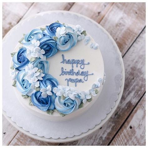 Bleu rosette Birthday Cake With Blue Flowers, Blue Cake Ideas Birthday, Male Cakes, Blue And White Cake, Birthday Cake Cookies, Cake Decorating Flowers, Birthday Cake Writing, New Birthday Cake, Special Birthday Cakes