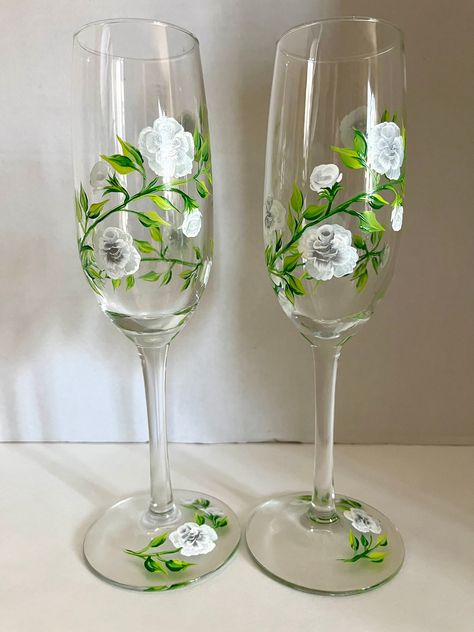 Painted Champagne Glasses Wedding, Painting Champagne Glasses, Painted Wine Glasses Wedding, Wedding Gifts Painting, Painted Champagne Glasses, 18th Ideas, Painted Champagne Flutes, Champagne Flutes Wedding, Hand Painted Champagne Flutes