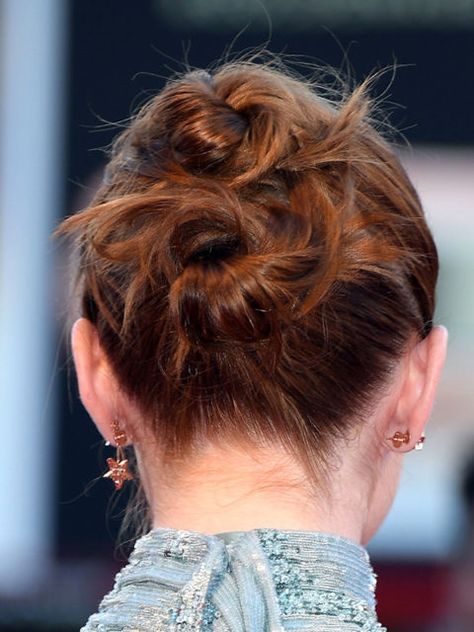 Emma Stone's hairstylist created this red carpet look by splitting her hair into two even parts and stacking them on top of each other as two ponytails. She then twisted them into loose buns to complete Emma's 'do. Emma Stone Updo, Festival Hair Updo, Emma Stone Hair, Celebrity Hair Inspiration, Celebrity Hair Trends, Winter Wedding Hair, Easy Summer Hairstyles, Celebrity Hair Stylist, Low Bun