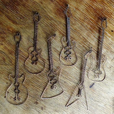 Brown Guitar, Metal Guitars, Guitar Jewelry, Art Fil, Copper Wire Art, Wire Art Sculpture, Wire Jewelery, Wire Wrap Jewelry Designs, Wire Diy