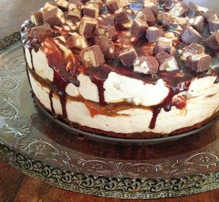 Ice Cream Cake Homemade, Ice Cream Cake Recipe Homemade, Snickers Ice Cream Cake, Peanut Butter Ice Cream Cake, Brownie Cake Recipe, Brownie Ice Cream Cake, Snickers Ice Cream, Snickers Cake, Peanut Butter Brownie