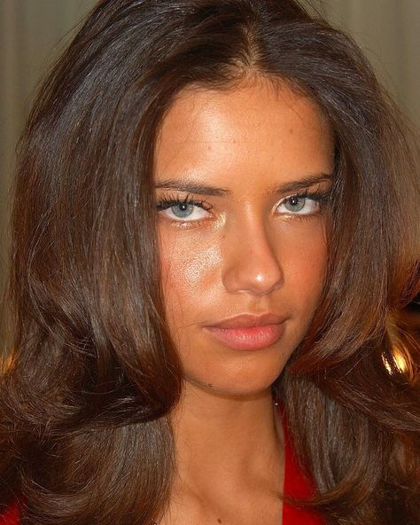 ⚜️Adriana Lima⚜️ on Instagram: “Adriana Lima✨, Backstage for VSFS 2002 {pt.6}” Adriana Lima Eyes, Adriana Lima Young, Sherilyn Fenn, 90s Hairstyles, Gisele Bündchen, Linda Evangelista, Victoria Secret Angels, Victoria Secret Fashion, Irina Shayk