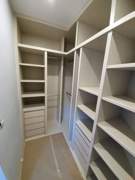 U Shaped Dressing Room Walk In Closet, Rectangular Walk In Closet, Rectangular Closet Designs, L Shaped Wardrobe, Narrow Closet Design, Wardrobes Ideas, Corner Wardrobe Closet, Narrow Closet, Closet Addition