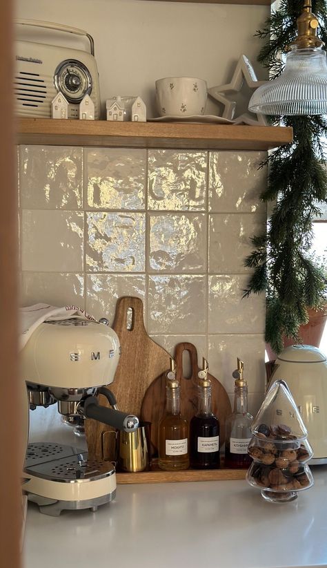 Kitchen Aestethic, Yellow Kitchen Cabinets, Cottagecore Kitchen, Kitchen Aesthetics, Deco Studio, Casa Country, Kitchen Aesthetic, Dream Apartment Decor, Milk Foam