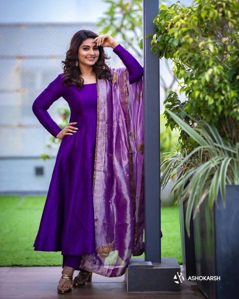 Violet Anarkali, Sneha Prasanna, Silk Kurti Designs, Simple Frock Design, Designer Anarkali Dresses, Long Gown Design, Simple Frocks, Churidar Designs, Anarkali Dress Pattern