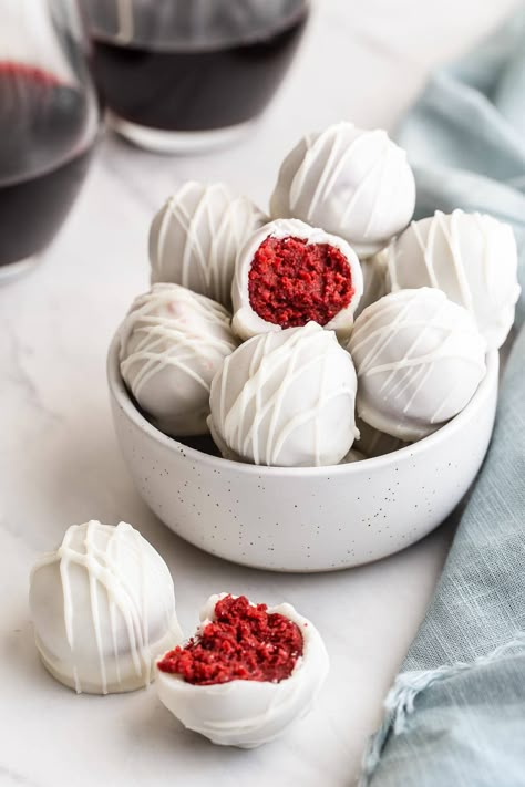 Bowl of red velvet truffles with red wine. Red Themed Snacks, Chocolate Red Velvet Cake, Cake Pop Receita, Red Velvet Truffles, Red Snacks, Magical Food, Red Velvet Cake Pops, White Cake Pops, Black Dessert