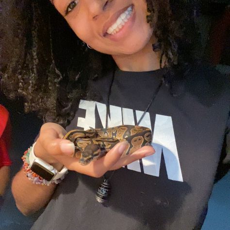 Pet Snake Aesthetic, Natural Goddess Braids, Snake Aesthetic, Wattpad Aesthetic, College Lifestyle, Pet Lizards, Snake Girl, Pet Snake, Pampered Pets