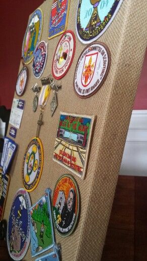 A no sew way to display patches for Brian's court of honor. Display Patches Ideas, Ways To Display Patches, How To Display Patches, Eagle Scout Court Of Honor Ideas Display Table Decorations, Eagle Court Of Honor Ideas, Displaying Patches, Patch Display Ideas, Eagle Scout Court Of Honor Ideas, Court Of Honor Ideas