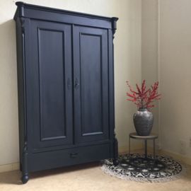 Antieke stoere landelijke Biedermeierkast "pure black" zwart Colorful World, Pure Black, Creative Living, Wardrobe Closet, Creative Home, Decorating Tips, Furniture Makeover, Chalk Paint, Tips And Tricks