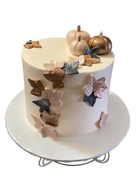 #pumpkin #birthday #birthdaycake #celabration #cake #cakeidea #birthdayideas #gold #birthdaydecor #food #dessert #filter #happybirthday #leafs #fall #lopezcakes Autumn Cake, Gold Pumpkin, Gold Pumpkins, Pumpkin Birthday, Fall Cakes, Pumpkin Cake, Food Dessert, Cake Decoration, Birthday Decorations