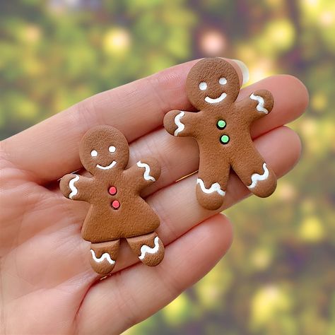 The cutest little gingerbread cookie magnets for your fridge and beyond. They make the perfect Christmas gift for your friends and family. Fun and functional! And you can choose the color of the buttons to match your style best ❤️💚💛💜 Decorate your fridge, magnetic whiteboard, metal filing cabinet, locker, and more. Magnets are a fun way to add charm to your space and express yourself! COUNT: One gingerbread magnet per order. PLEASE NOTE THE SIZE: Approximately 1.6 inches tall Photos are enlarged to show details. HOW THEY'RE MADE: All magnets are 100% handmade as artistic representations (not exact replications). No two will be exactly the same! The magnets are made with polymer clay and neodymium magnets. FUNCTIONALITY: The magnets will hold a couple of sheets of paper, a photograph, or Christmas Clay Magnets Diy, Christmas Magnets Diy Craft Ideas, Clay Christmas Magnets, Clay Magnets Christmas, Clay Diy Magnets, Homemade Magnets Clay, Fimo Christmas Ornaments, Christmas Magnets Diy, Clay Food Magnets