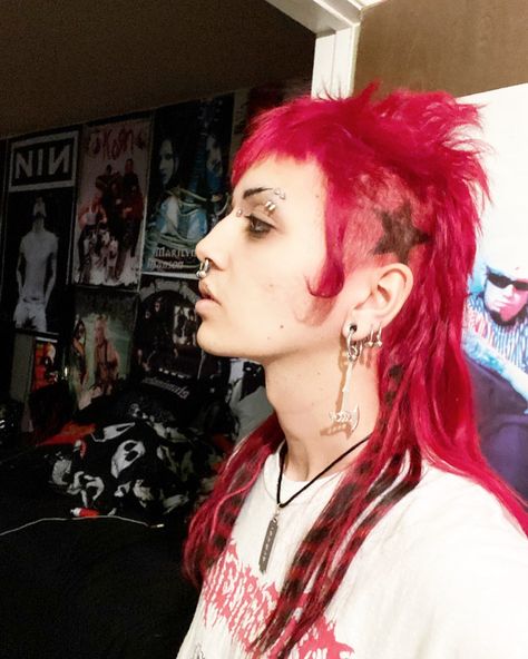 ★ seb ★ on Instagram: “New hair （ ͡° ͜ʖ ͡°)つ━━✫・*。 again” Shaved Side Hairstyles Alt, Deathhawk Down, Punk Rock Hairstyle, Curly Deathhawk, Deathhawk Long, Punk Undercut, Deathhawk Hairstyles, Coontail Hair, Punk Hair Long