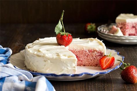 Small Strawberry Cake (6 Inch) - Homemade In The Kitchen Small Lemon Cake Recipe, Cake For Two Recipe, Small Chocolate Cake, Strawberry Snacks, Small Batch Baking, Cakes To Make, Strawberry Cake Recipes, Dessert For Two, Recipes Simple