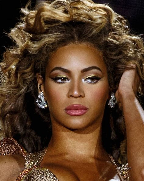 Beyoncé on Instagram: “#beyoncé 2009” Beyonce Eyes, 2009 Makeup, Beyonce 2014, Beyonce Makeup, Beyonce, Nails, Makeup, Hair, On Instagram