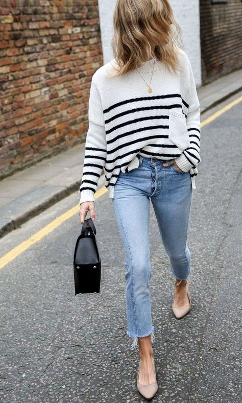 Stripe top with casual denim Fashion Me Now, Minimalist Moda, Jeans Trend, Looks Jeans, Woman Walking, Chique Outfits, Elegante Casual, Mode Casual, Looks Street Style