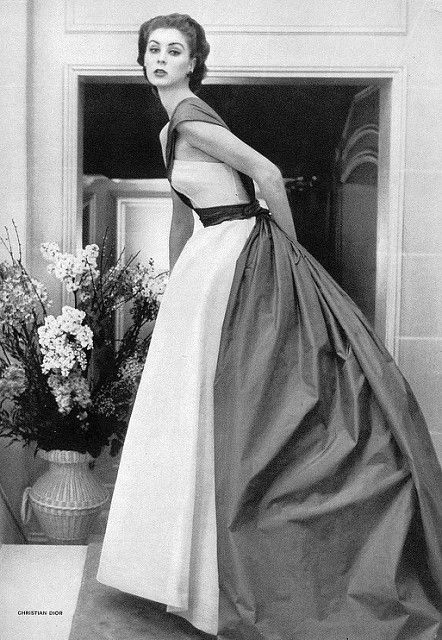 Suzy Parker in Christian Dior's fabulous evening gown, photo by Horst, Vogue 1952 | Flickr - Photo Sharing! Woman In A Dress, Christian Dior Gowns, Suzy Parker, Fashion 1950, Dior Gown, Jean Shrimpton, Jeanne Lanvin, Fifties Fashion, Paris Mode