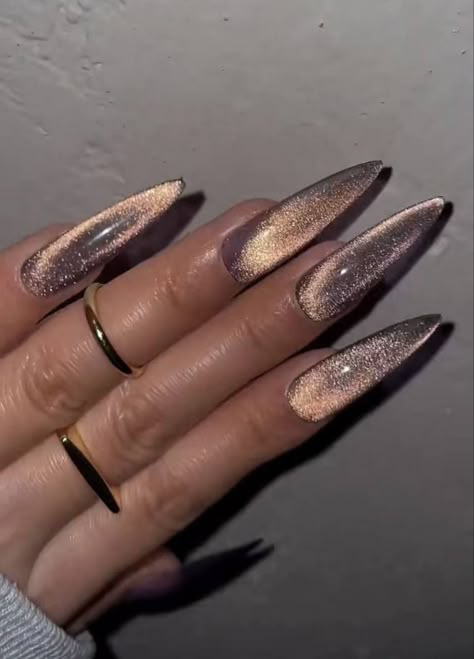 Gold Cat Eye Nails, Silver Cat Eye Nails, Cat Eye Manicure, Autumn Nails Design, Eye Manicure, Nails Galaxy, Moodboard Wallpaper, Fashion Outfits Dresses, Nails Autumn