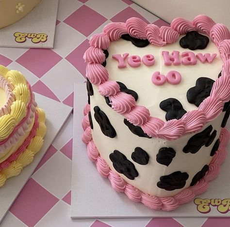 Cowprint Cake Aesthetic, Cowprint Birthday Decor, Pink Cowprint Birthday Party, Cow Print Cakes, Cow Print Birthday, Cow Cupcakes, 19th Birthday Cakes, Cow Cake, Blackandwhite Aesthetic